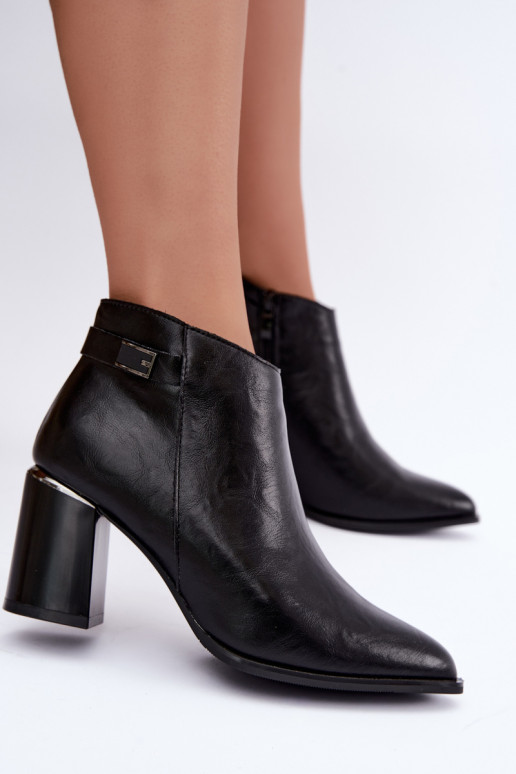 Wärmende schwarze Stiefeletten mit Absatz und dekorativen Riemen Irmelle