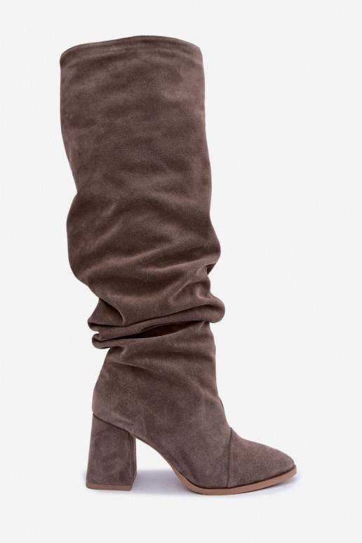 Warme gekreukte lange laarzen van faux suede met hakken in klei Zazoo 4228