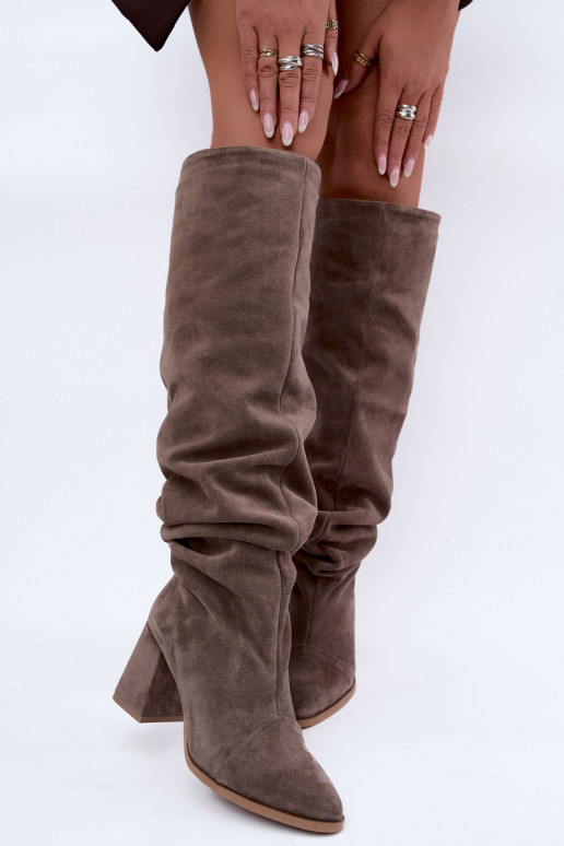 Warme gekreukte lange laarzen van faux suede met hakken in klei Zazoo 4228