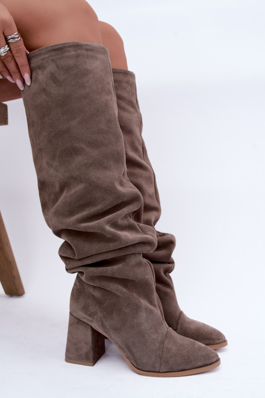 Warme gekreukte lange laarzen van faux suede met hakken in klei Zazoo 4228