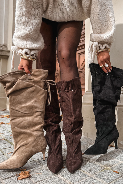 warme instapkniehoge laarzen met dunne hakken en stijlvolle details in chocolade kleur Tivelle