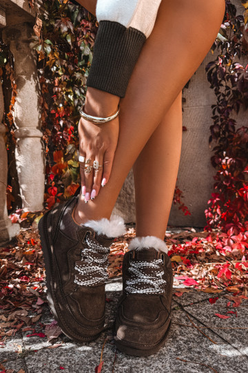 Bottes de neige en daim synthétique avec fourrure et lacets Vinceza 97974 en couleur chocolat