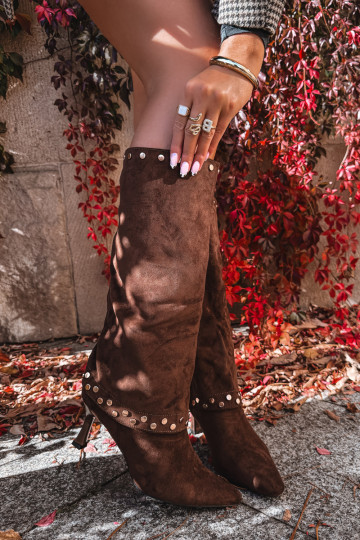 Bottes longues brunes isolées avec décoration Tai turiris 2