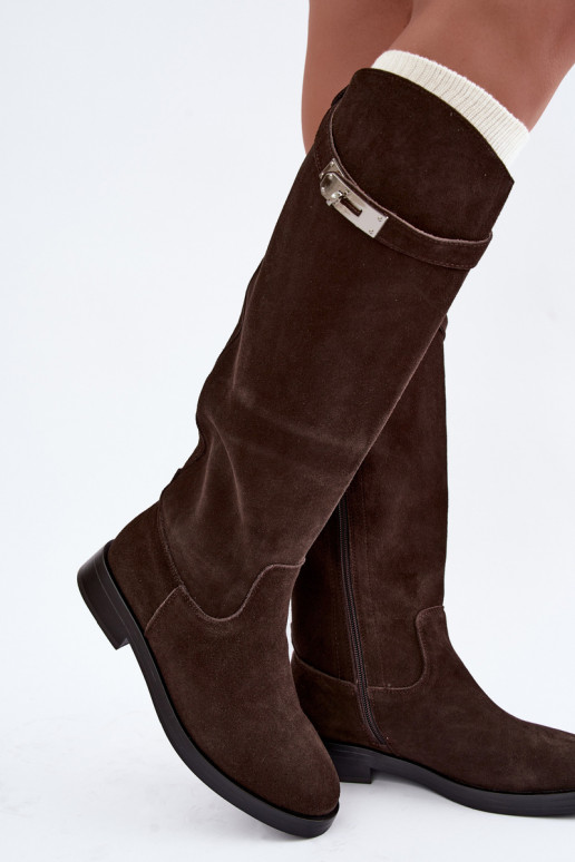 Bottes au-dessus du genou en daim couleur chocolat avec des sangles décoratives Clarimond