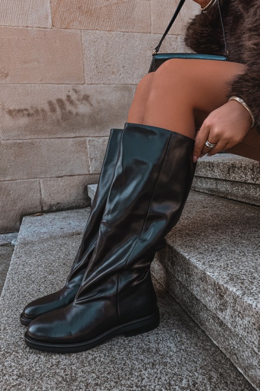 Schlüpfstiefel mit breiten Absätzen in schwarzer Farbe Pavellea