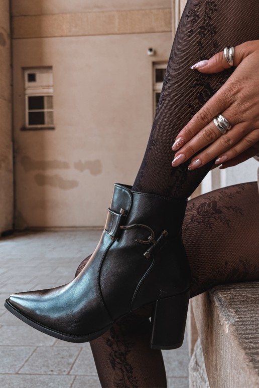 Wärmende Stiefeletten mit Absatz und Ornamenten in Schwarz Isarae