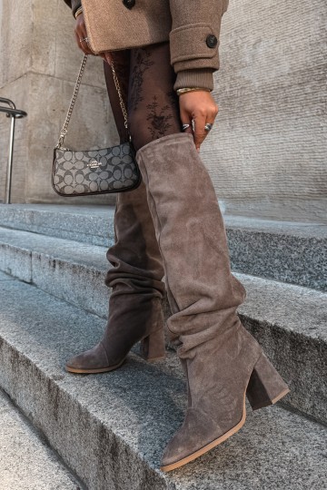 Wärmende zerknitterte kniehohe Stiefel aus Kunstveloursleder mit Absatz in Ton Zazoo 4228