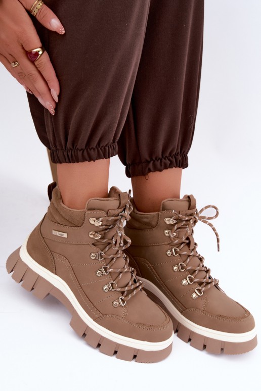 geïsoleerde damesschoenen Lee Cooper LCJ-26-31-4582 in zandkleur