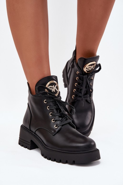 Isolierte Damen-Stiefeletten mit goldenen Details in Schwarz Kavirae