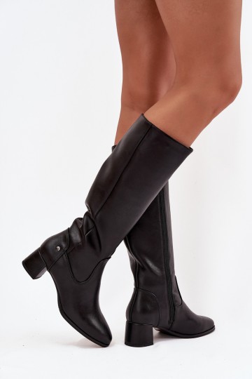 Bottes noires isolées pour femmes au-dessus du genou en cuir avec talons 2