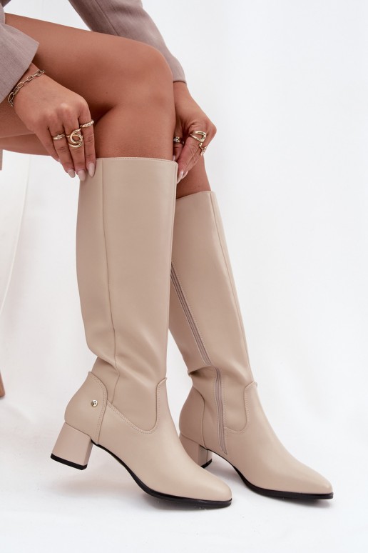 Bottes beiges isolées pour femmes au-dessus du genou en cuir avec talons
