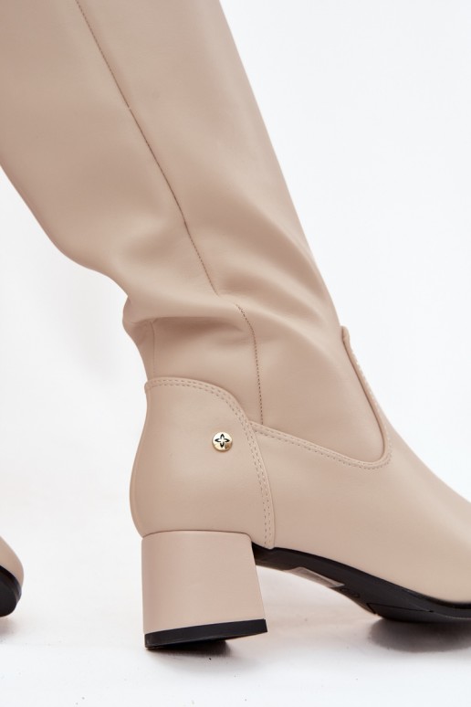 Bottes beiges isolées pour femmes au-dessus du genou en cuir avec talons