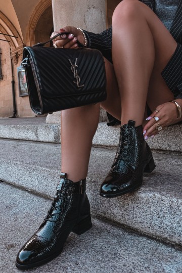 Lackeffekt-Stiefeletten mit Prägung isoliert in schwarzer Farbe Vinceza 58659