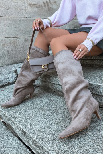 Warmen kniehohe Stiefel mit Rüschen und Absatz in Sandfarbe Oriellea 2