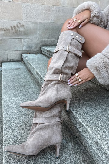 Schlüpfschuh-Stiefel bis zum Knie mit dünnen Absätzen, Riemen und Schnallen in sandfarbener Farbe Isabeau