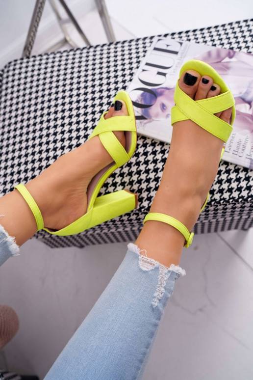 Damen-Sandalen aus Wildleder mit hohen Absätzen in neongelber Farbe