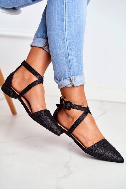 Glänzende Ballerinas mit spitzen Nasen Glänzende Ballerinas mit spitzen Nasen