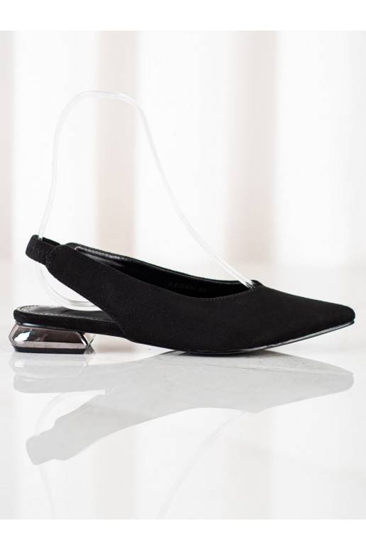 Bottes noires d'un modèle frappant Bottes noires d'un modèle frappant