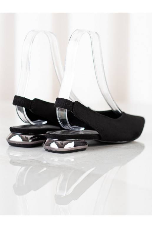 Bottes noires d'un modèle frappant