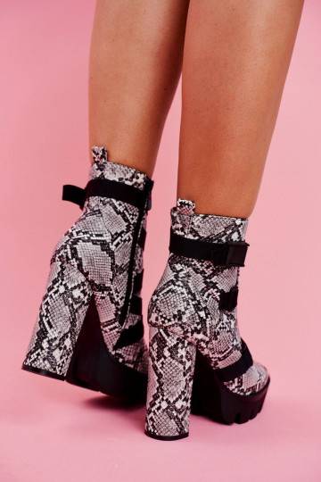 Bottines à talons hauts imitation peau de serpent 2