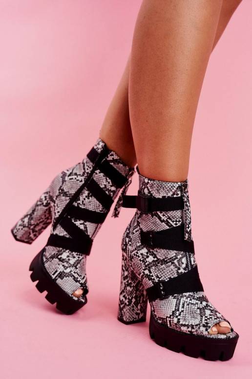 Stiefel mit hohen Absätzen aus...