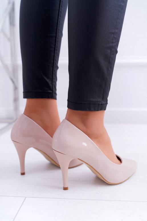Damenschuhe mit hohen Absätzen und... Damenschuhe mit hohen Absätzen und...
