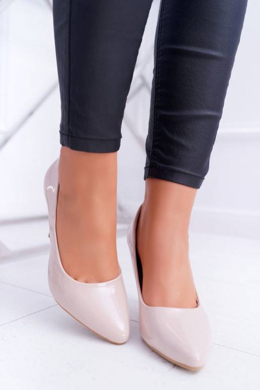 Damenschuhe mit hohen Absätzen und... Damenschuhe mit hohen Absätzen und...