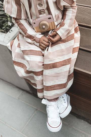 Kinder-Sneaker mit Sohlen in weißer Farbe und Zirkonösen
