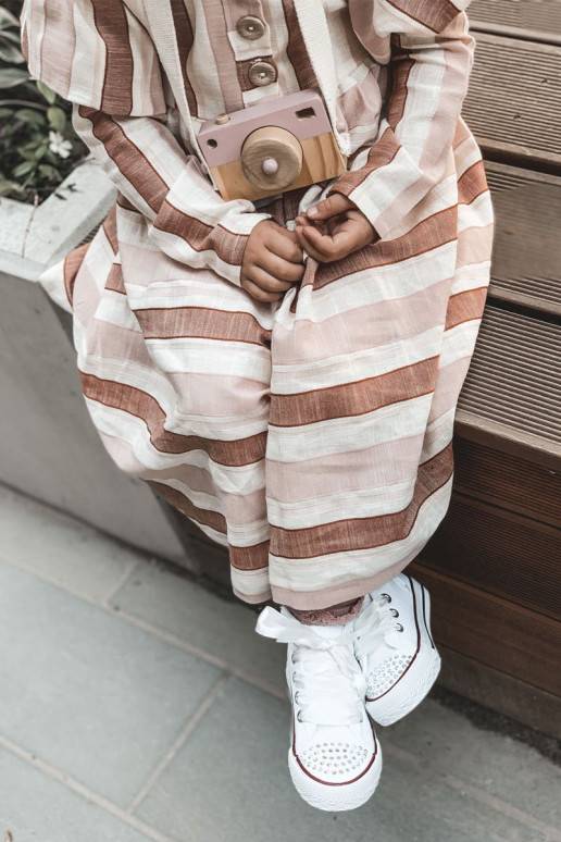 Kinder-Sneaker mit Sohlen in weißer Farbe und Zirkonösen