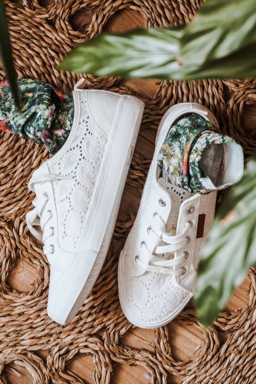 Weiße Sneakers mit Spitzenmotiven Weiße Sneakers mit Spitzenmotiven