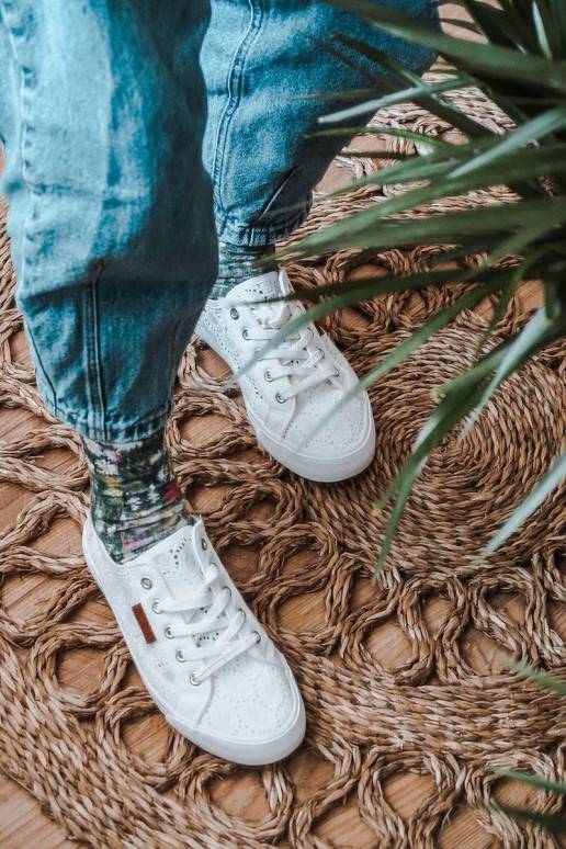 Weiße Sneakers mit Spitzenmotiven Weiße Sneakers mit Spitzenmotiven
