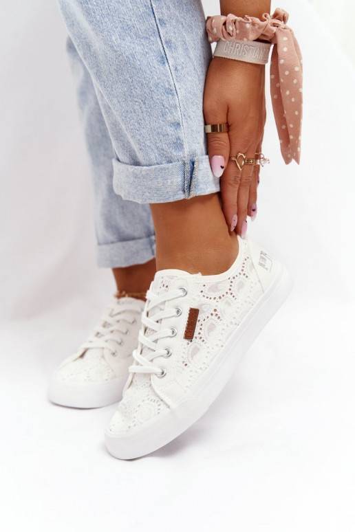 Weiße Sneakers mit Spitzenmotiven Weiße Sneakers mit Spitzenmotiven
