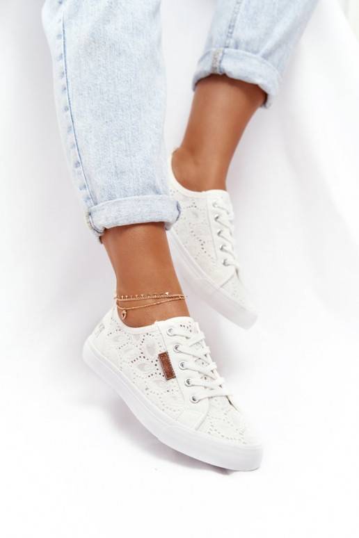 Weiße Sneakers mit Spitzenmotiven Weiße Sneakers mit Spitzenmotiven