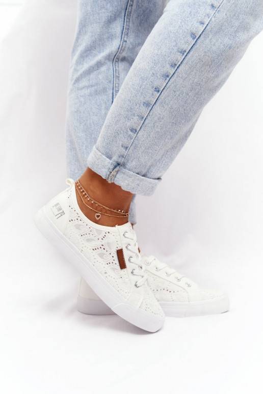 Weiße Sneakers mit Spitzenmotiven Weiße Sneakers mit Spitzenmotiven