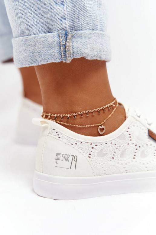 Weiße Sneakers mit Spitzenmotiven Weiße Sneakers mit Spitzenmotiven