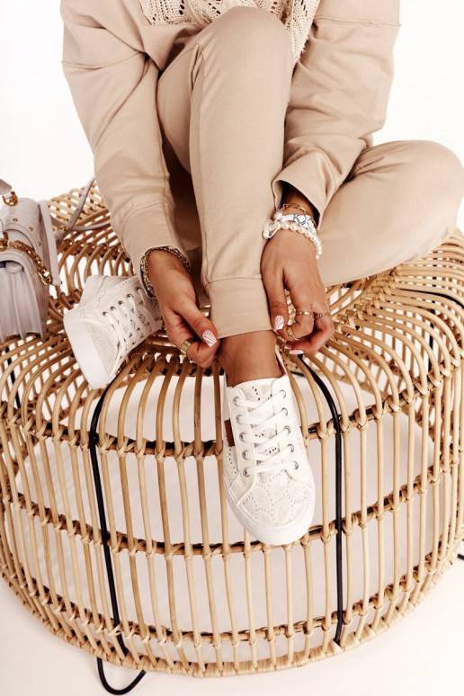 Weiße Sneakers mit Spitzenmotiven Weiße Sneakers mit Spitzenmotiven