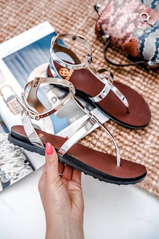 Silberfarbene Zehenstegsandalen im... Silberfarbene Zehenstegsandalen im...