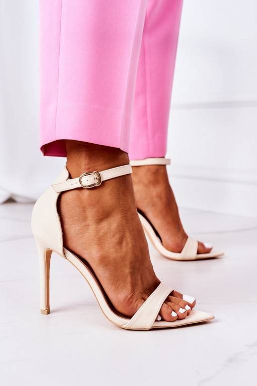 Sandale im eleganten Stil mit dünnem... Sandale im eleganten Stil mit dünnem...