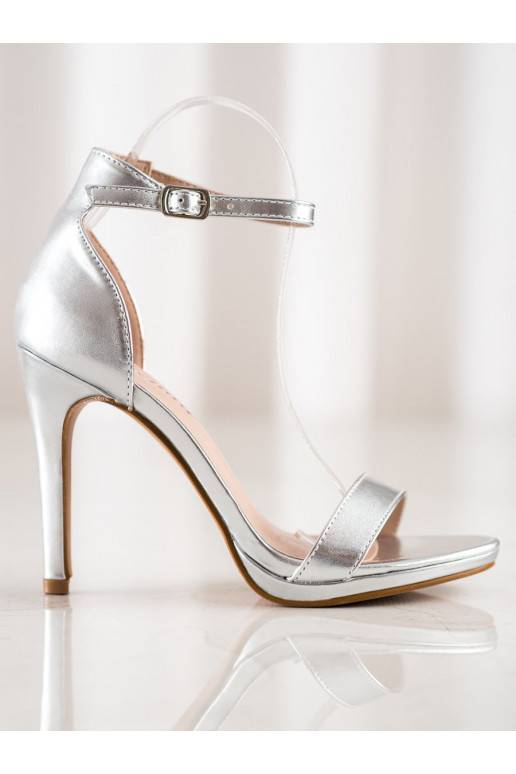 Sandales d'un modèle classique à... Sandales d'un modèle classique à...