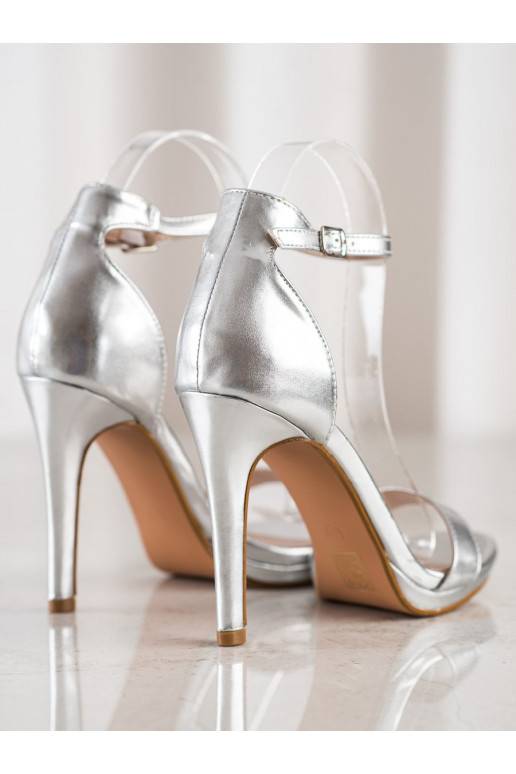 Sandalen van een klassiek model met...