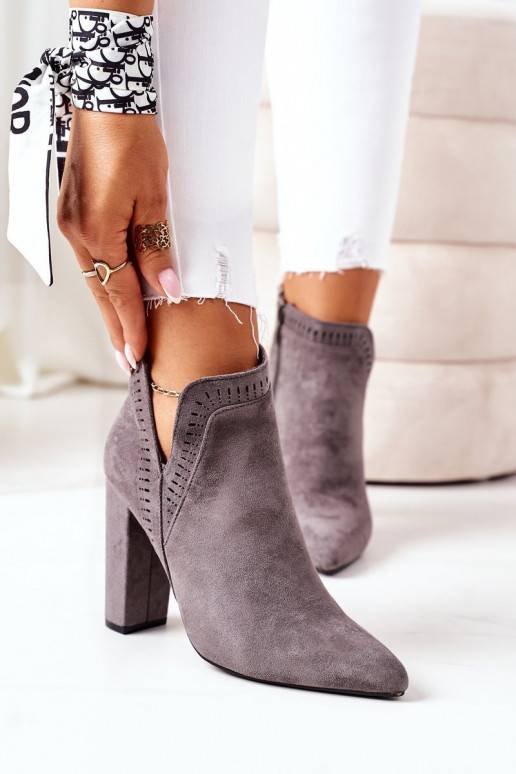 Beheizte Stiefel mit Absätzen in... Beheizte Stiefel mit Absätzen in...