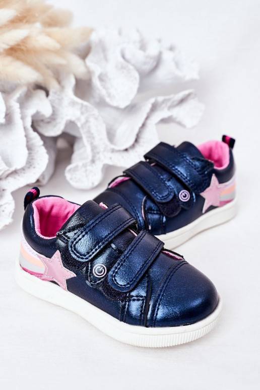 Kinderschuhe im Sportstil mit einem... Kinderschuhe im Sportstil mit einem...