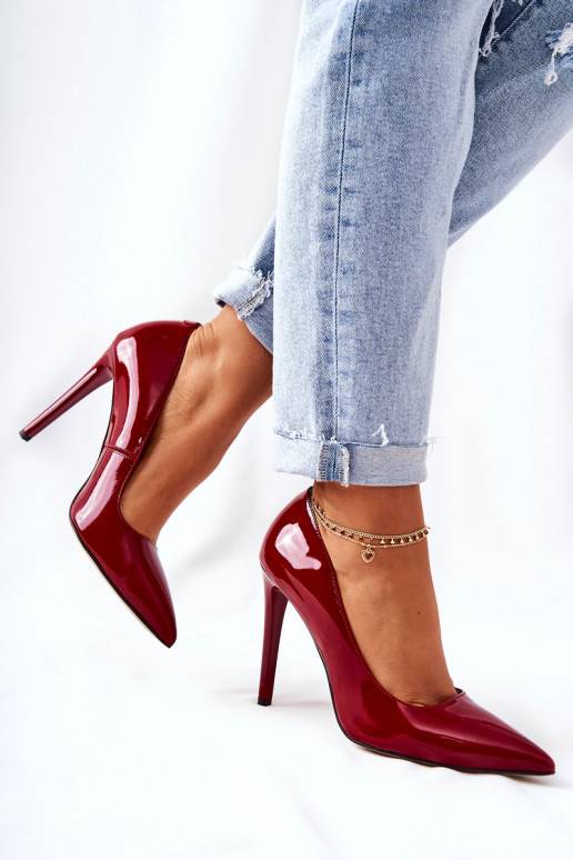 Schoenen met hoge hakken en puntige... Schoenen met hoge hakken en puntige...
