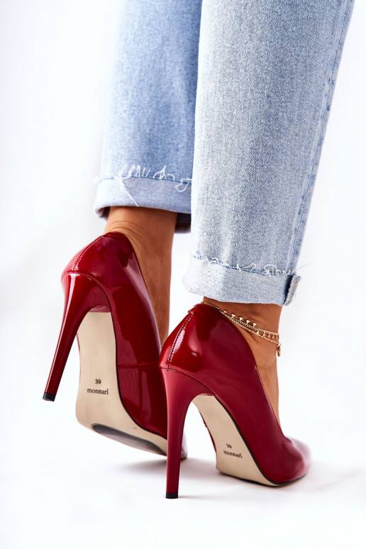 Schoenen met hoge hakken en puntige... Schoenen met hoge hakken en puntige...