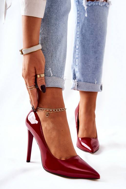 Hochhackige Schuhe mit spitzen Zehen... Hochhackige Schuhe mit spitzen Zehen...