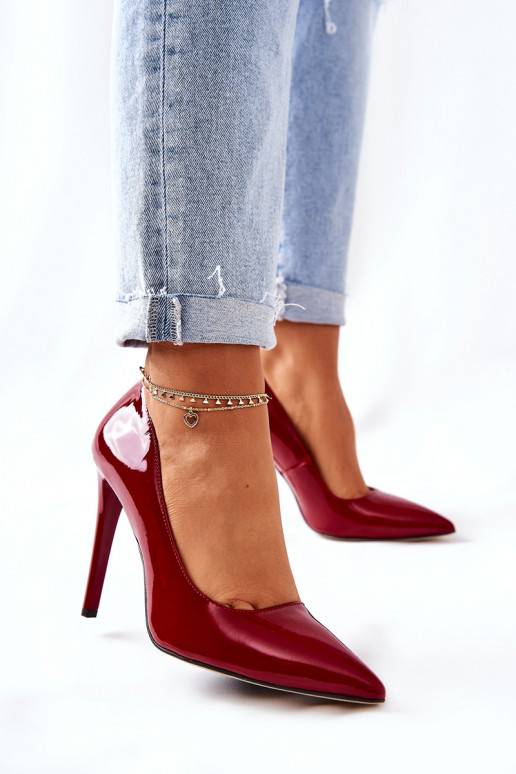 Hochhackige Schuhe mit spitzen Zehen... Hochhackige Schuhe mit spitzen Zehen...