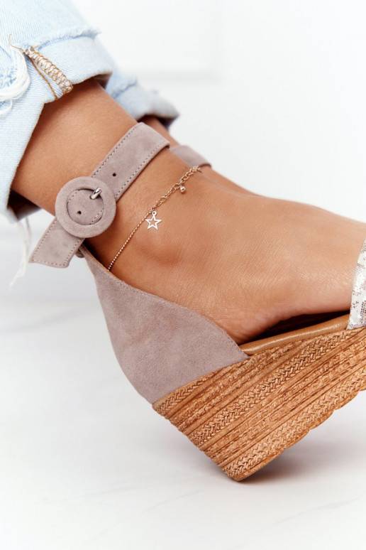 Plateausandalen aus Wildleder in der... Plateausandalen aus Wildleder in der...