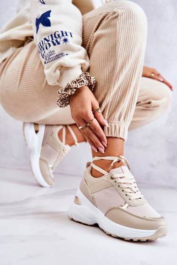 Glänzende Sportschuhe mit...