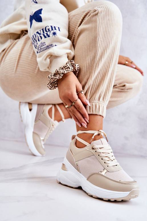 Glanzende sportschoenen met een beige... Glanzende sportschoenen met een beige...