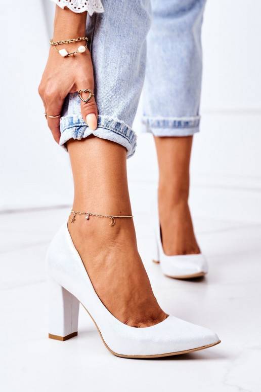 Silberne Satinschuhe Silberne Satinschuhe